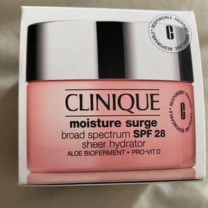 Moisture Surge™ Broad Spectrum SPF 28 Sheer
Hydrator Moisturizer